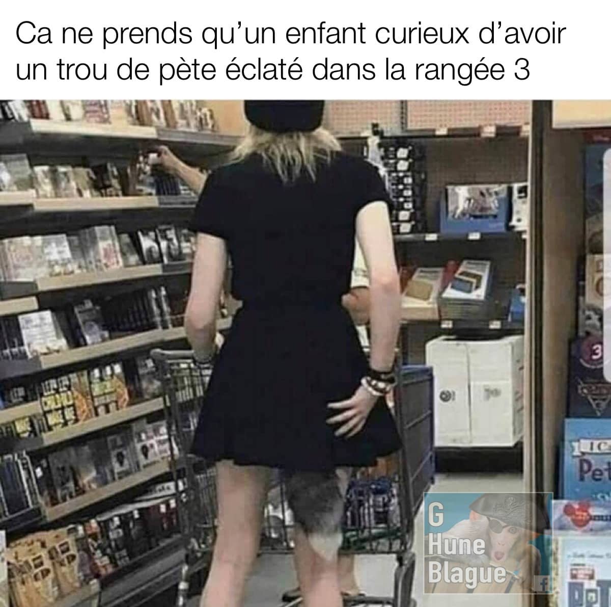Ça prends un seul enfant curieux pour que ça dégénère dans la rangée 3! Une femme sors avec une butt plug en queue d'anmal