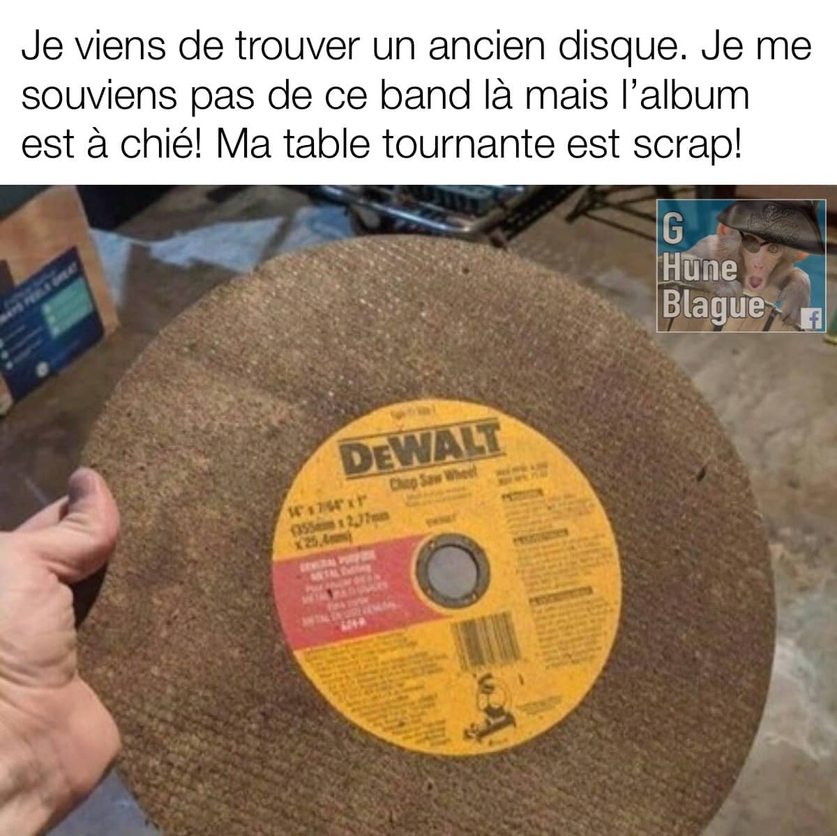 J'ai trouvé ce vieux vinyle et j'ai aucune idée de qui est ce groupe de musique et maintenant ma table tournante est brisée