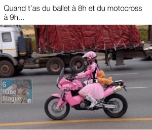 Quand t'as du ballet à 8h et de la motocross à 9h. Une femme habillée en ballerine sur une moto