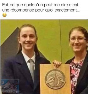 Quelqu'un peut m'expliquer c'est une récompence pour quoi exactement? La plaque semble démontrer l'ouverture de lèvres vaginale