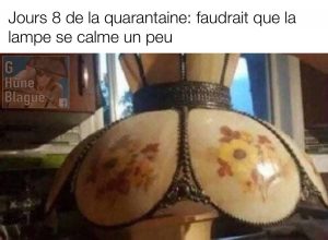 Jours 8 de la quarantaine: même la lampe me fait des avances. Une lampe a la forme de fesses avec un string