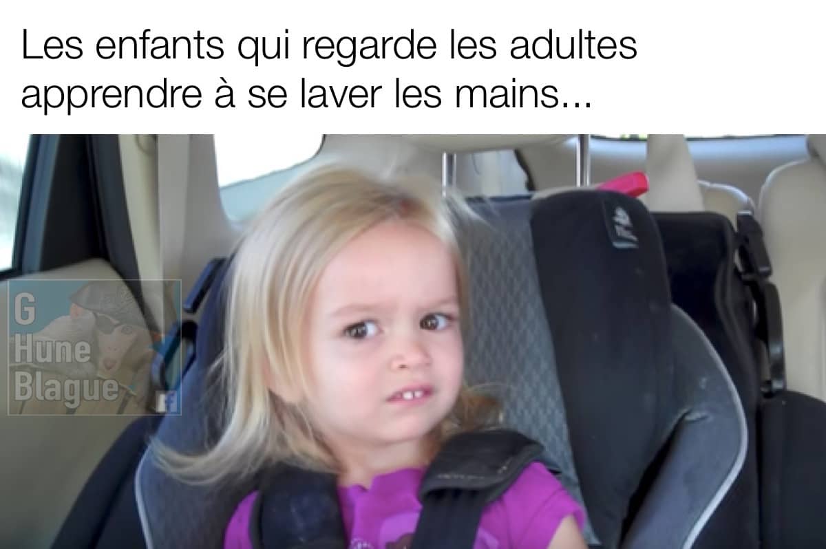 Les enfants qui regardent les adultes apprendre à se laver les mains. La fillette a un air bizarre