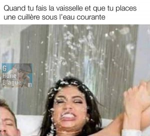 Quand tu fais la vaisselle et que tu place la cuillère sous l'eau courante. Mais l'image est une femme fontaine dans une scène pornographique
