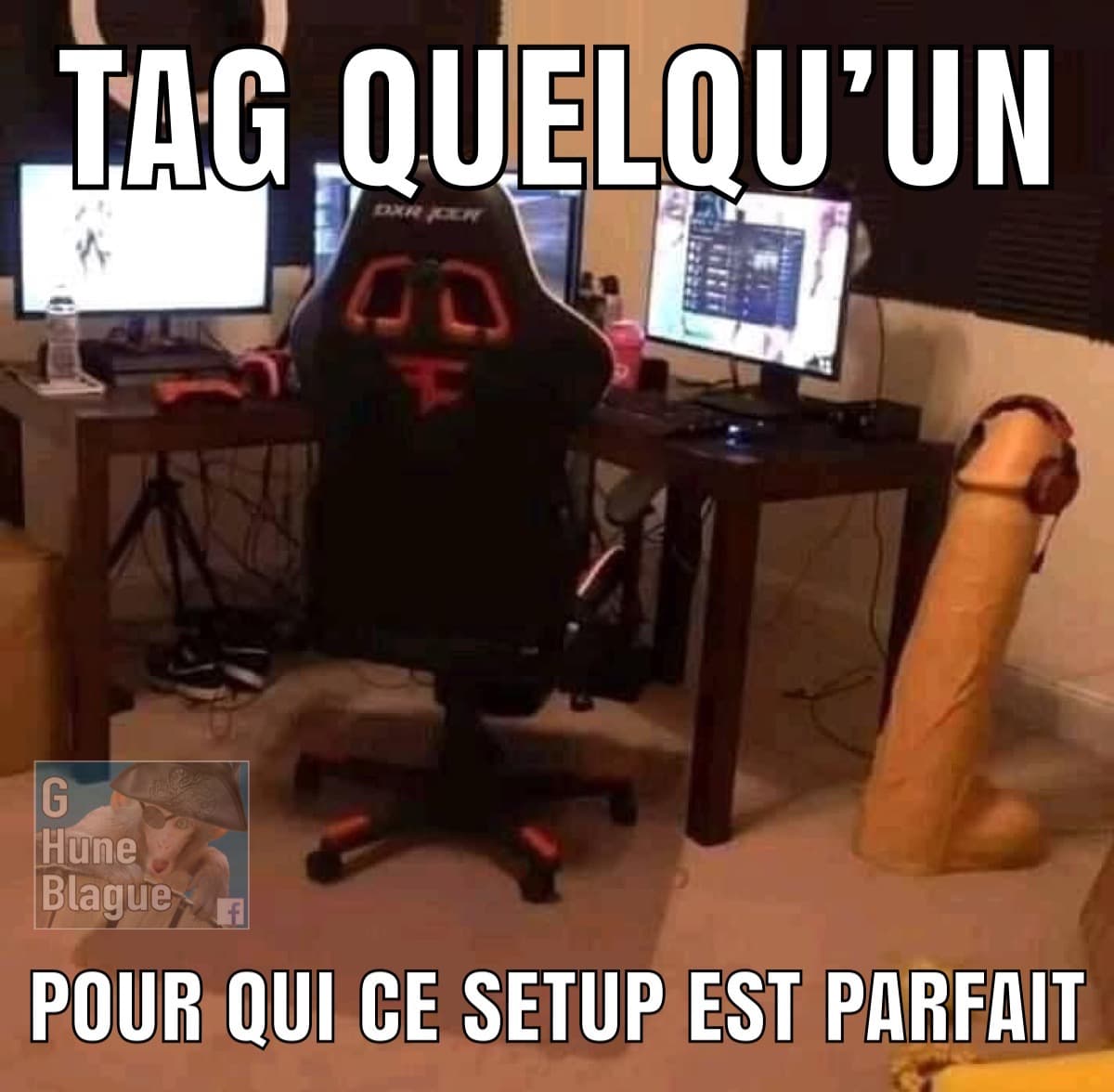 Connaissez vous à qui appartient ce setup de gaming. Un grop pénis géant sert de support pour écouteurs