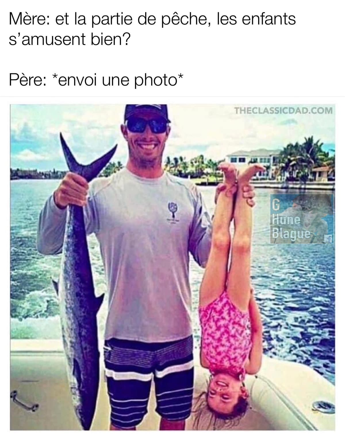 Un père et sa fille qui vont à la pêche. Il tiens sa fille la tête en bas comme une prise