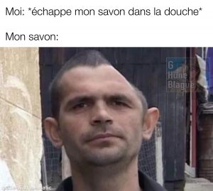 Quand tu échappes le savon sous la douche. Un homme a la tête en angle