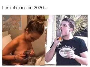 Les relations sexuelles en 2020 avec le confinement: un gars lèche une photo de seins dans son écran de téléphone