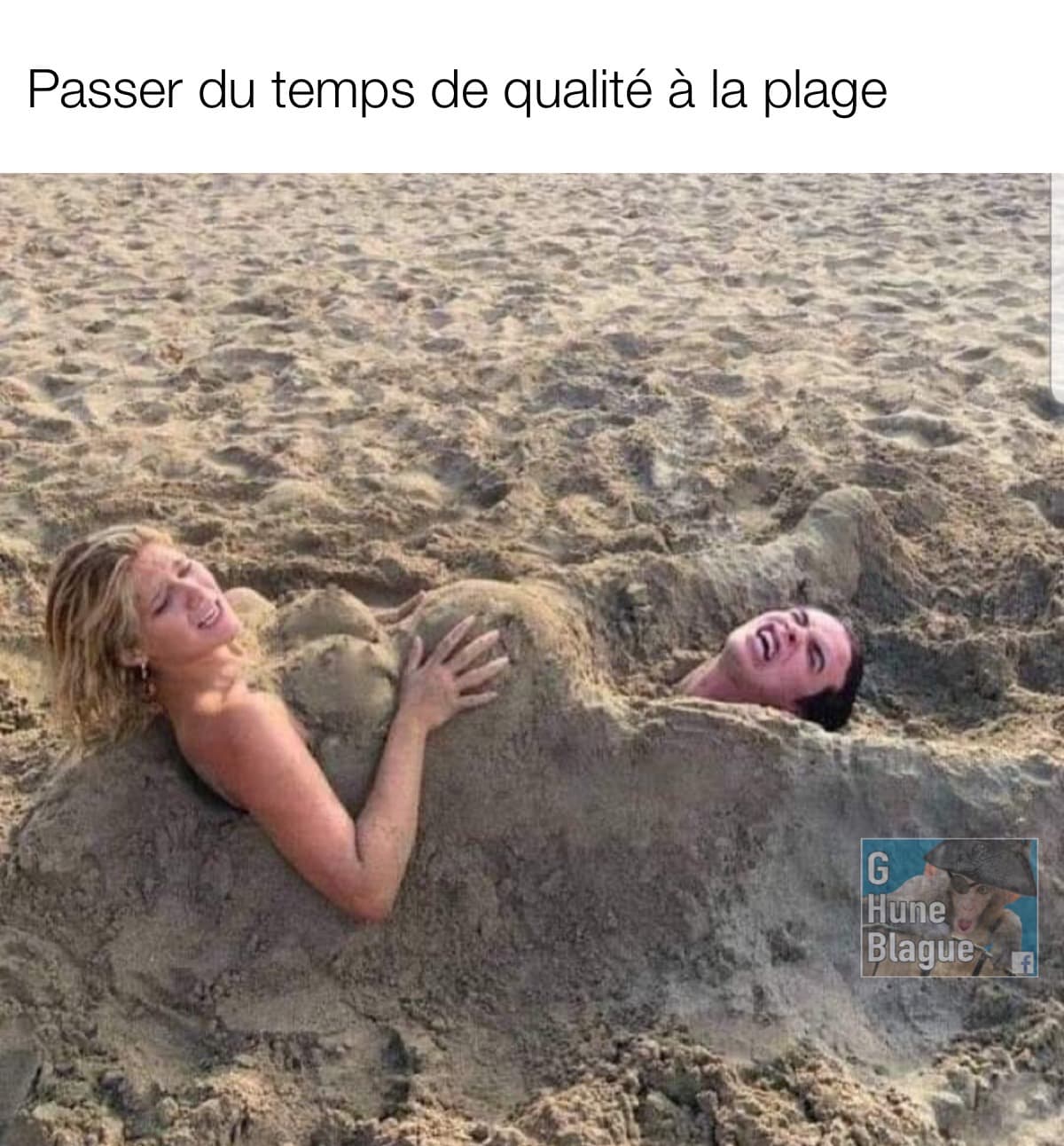 S'amuser en couple à la plage. Elle simule un accouchement dans le sable pour faire naitre son copain