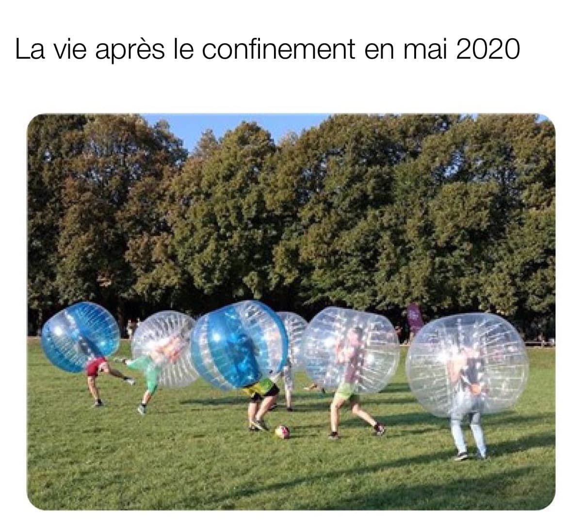 La vie après le confinement en mai 2020. Des gens s'amusent en groupe dans d'énormes ballon d'air pour éviter les contacts