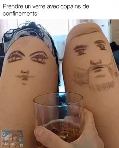 Prendre un verre avec mes copains de confinement. elle dessine des visage sur ses cuisses
