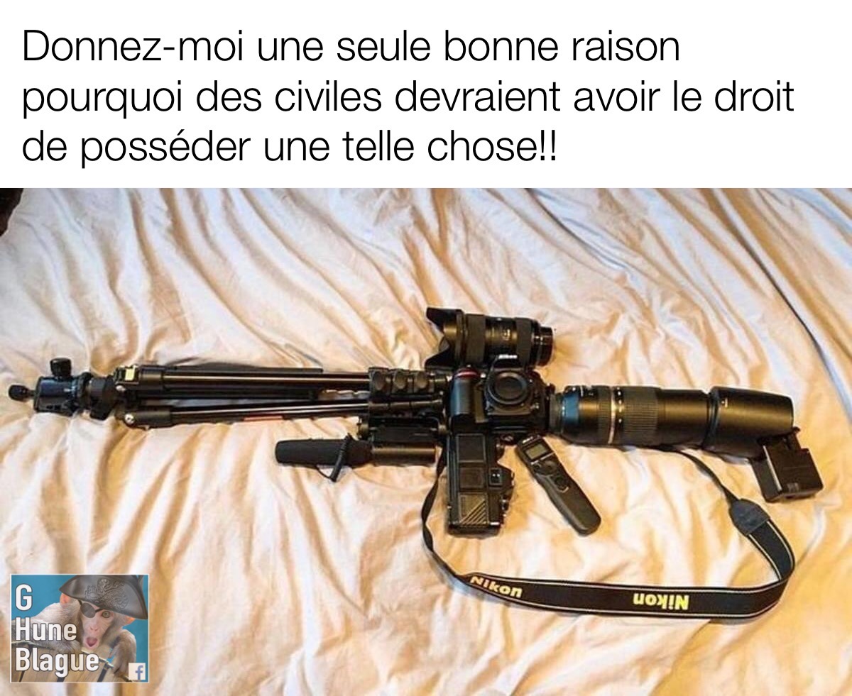 de l'équipement photographique placé de façon à avoir la forme d'un fusils d'assault - humour et blagues