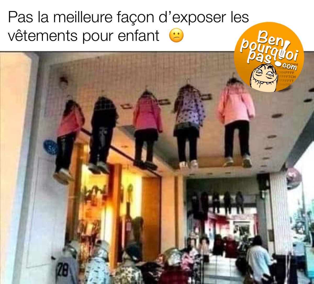 Vraiment pas la bonne façon d'afficher des vêtements pour enfant! Les enfants ont l'air d'être pendus