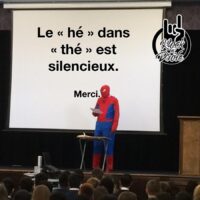 Spiderman en présentation donne une Leçon de français: les lettres «hé» dans le mot «thé» sont muettes