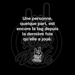 Une personne, quelque part, est encore la tag