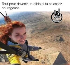 Tout peut devenir un dildo si tu es assez courageuse. Une femme survol les pyramides d'Égypte en parachute