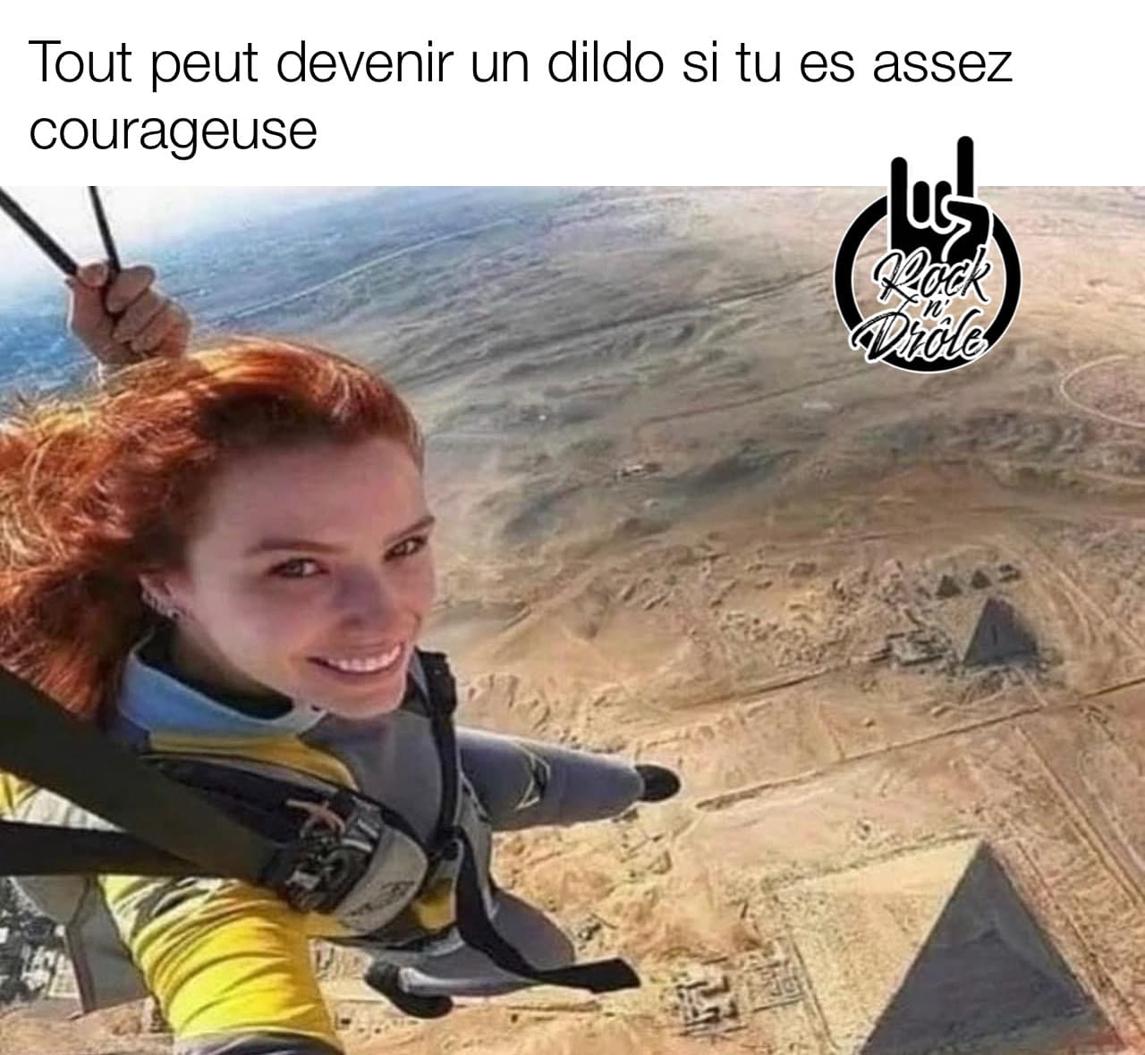 Tout peut devenir un dildo si tu es assez courageuse. Une femme survol les pyramides d'Égypte en parachute