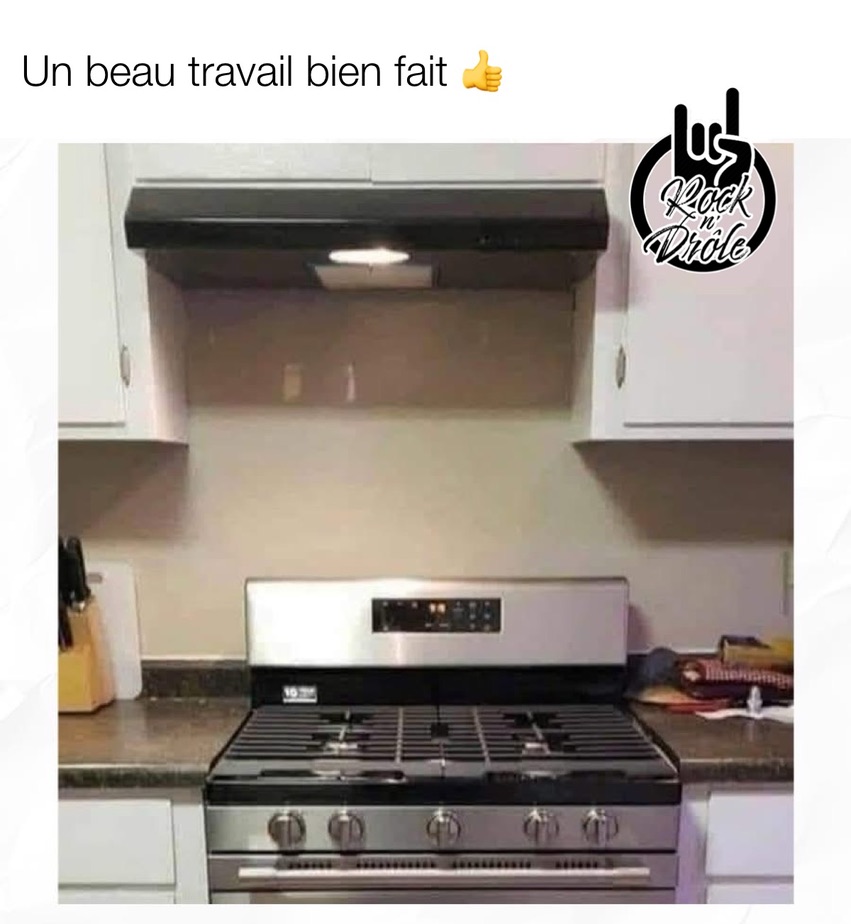 Un beau travail bien fait... qui peut voir le détail subtile qui fait que c'est raté. La cuisinière est désaligné avec le reste