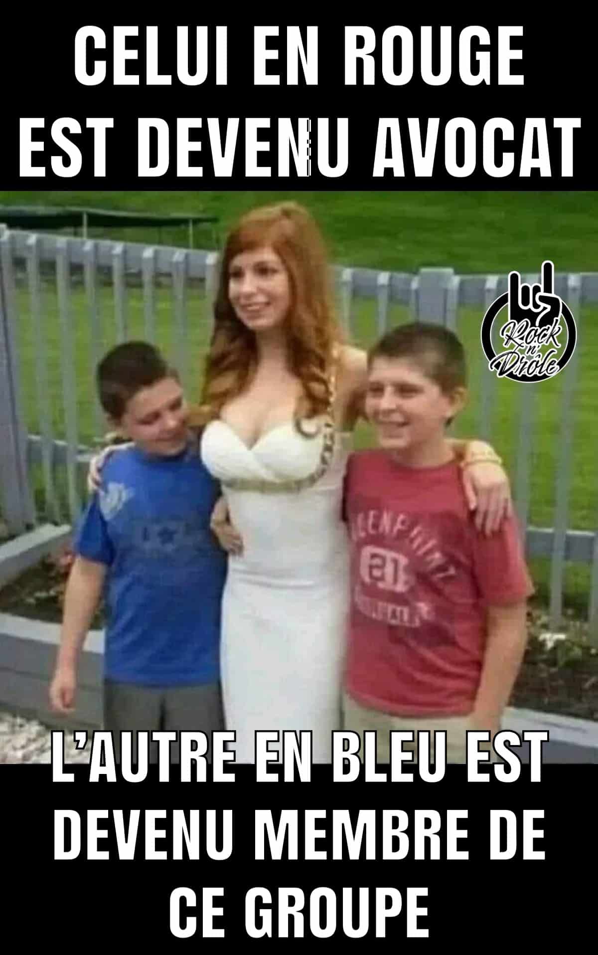 À ce qu'on dit, celui en rouge est devenu avocat. Le garçon en bleu regarde la poitrine de la dame