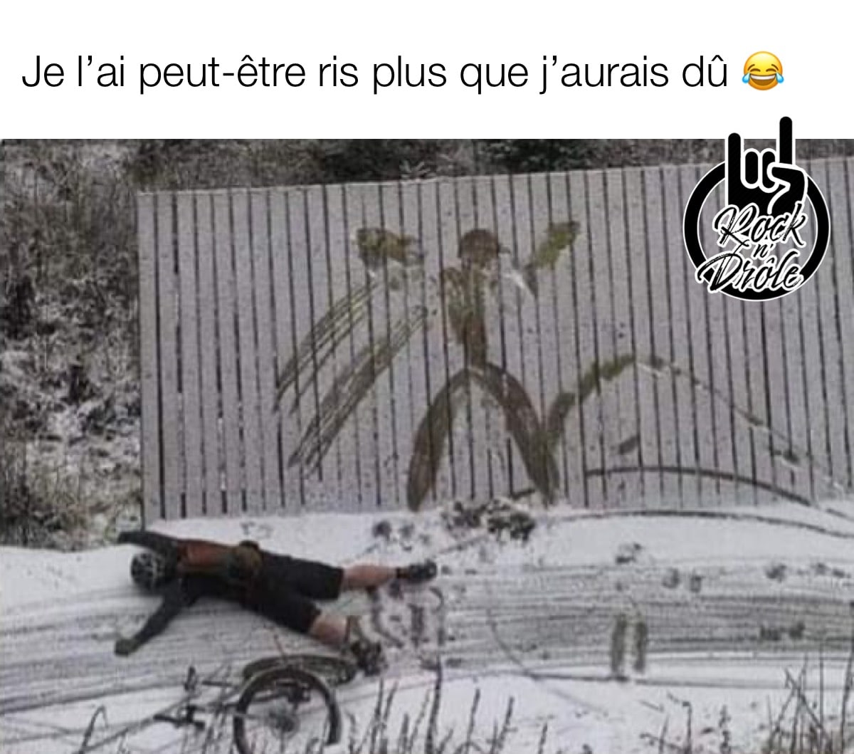 Trop de neige, ça glisse un peu (je l'ai vraiment trop ris!) Le type en vélo a foncé dans la clôture et est étendu par terre