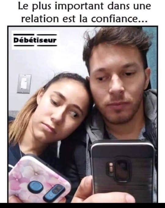 Le plus important dans une relation de couple est la confiance... avec leurs yeux croches, ils regardent le tépéphone de l'autre