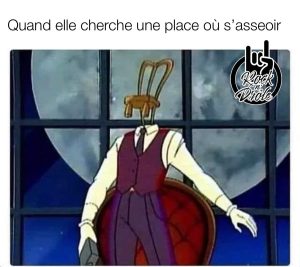 Quand elle cherche une place où s'asseoir. Le personnage a une chaire à la place d'une tête