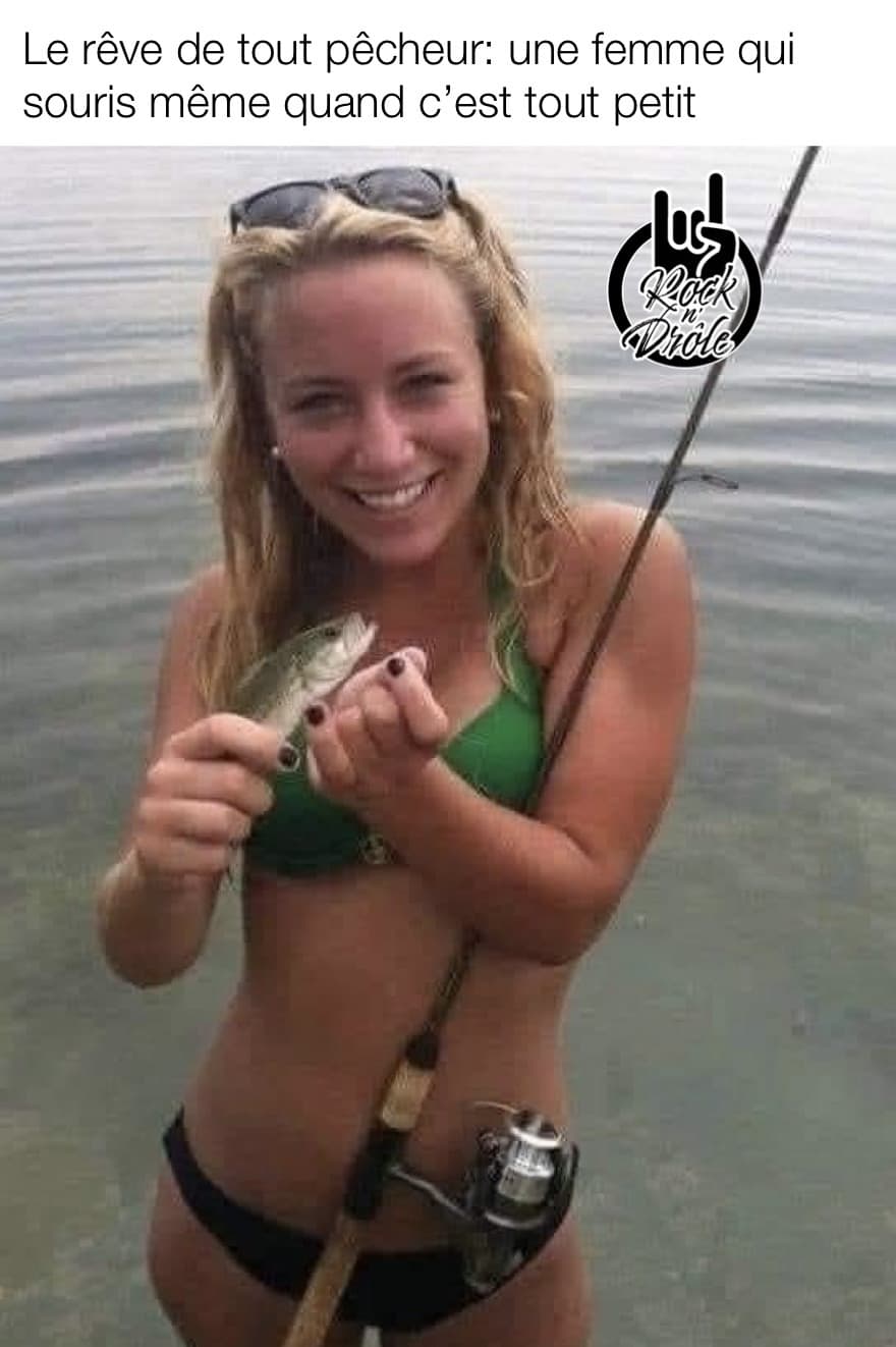 Le rêve de tout homme: une femme qui souris même quand c'est tout petit. Une belle blonde en bikini a péché un petit poisson