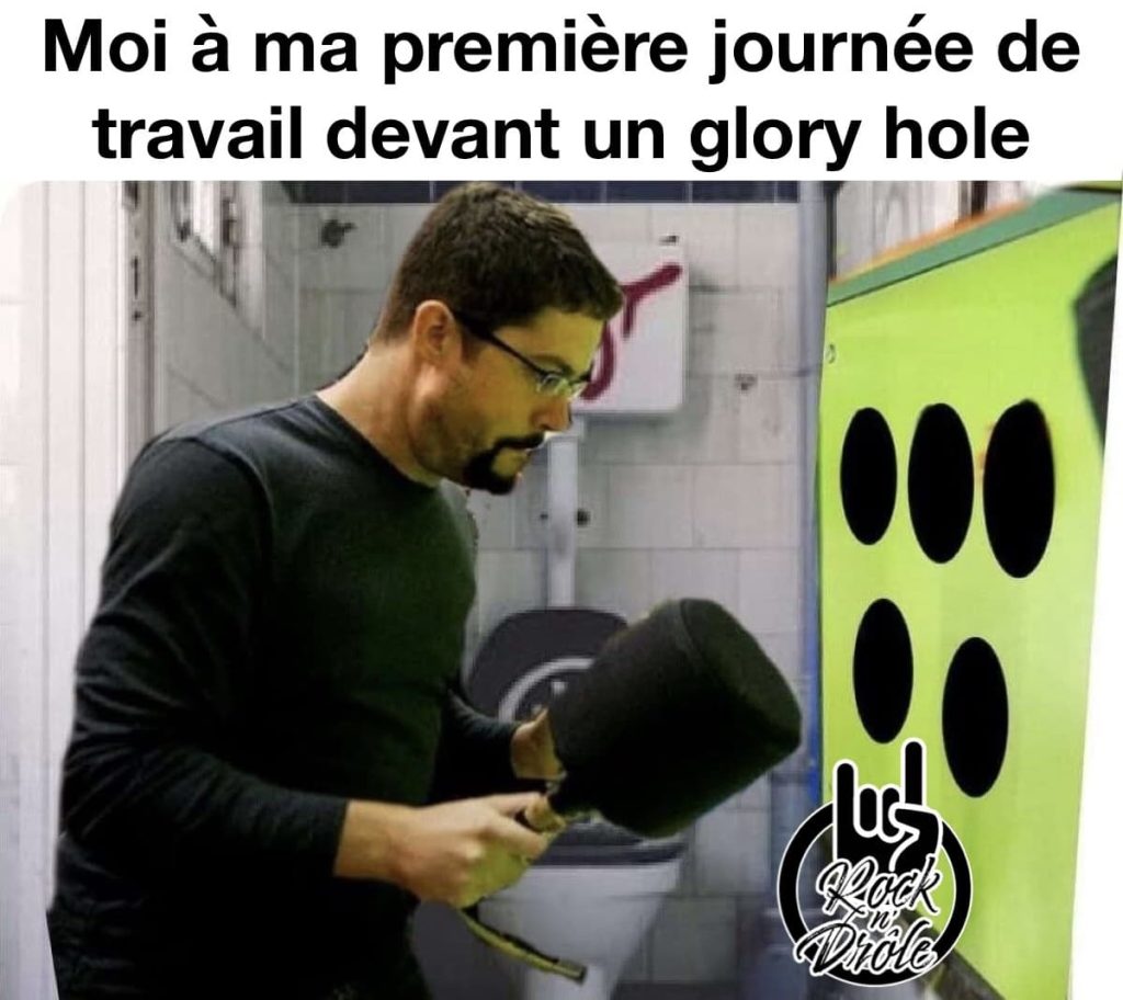 Moi à ma première journée de travail devant un glory hole. J'attends avec mon maillet