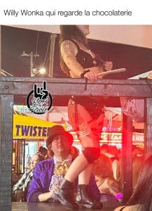 Willy Wonka qui regarde la chocolaterie. U gars habillé en Willy Wonka regarde le derrière d'une serveuse sexy en lingerie noir