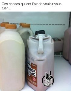 Ces choses qui ont l'air de vouloir vous tuer... un contenant de lait au chocolat a l'air en colère