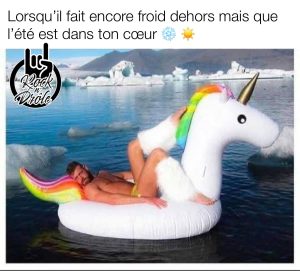 Lorsqu'il fait encore froid dehors mais que l'été est dans ton cœur. Un homme couché sur une licorne gonflable avec des bottes de poils blanche vogue sur les eaux paris les glaciers