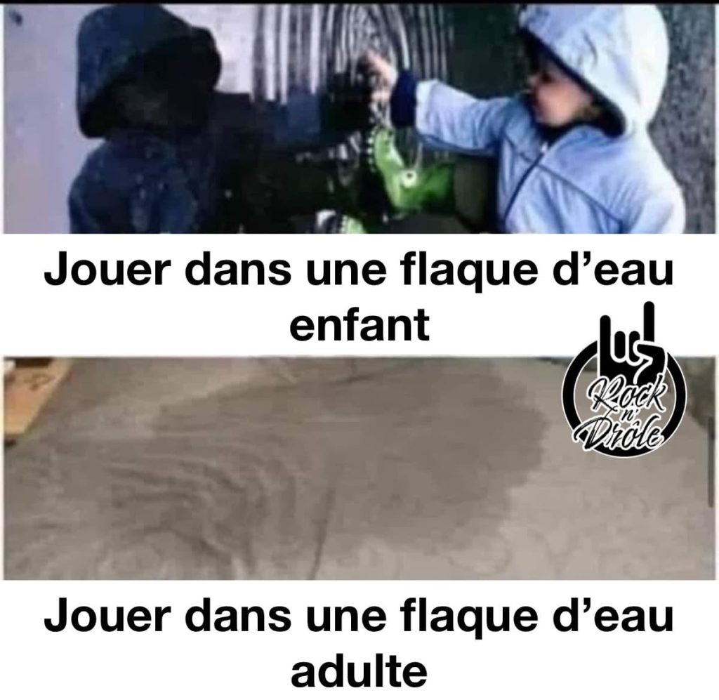 Jouer dans une flaque d'eau enfant versus Jouer dans une flaque d'eau adulte. le lit est trempé