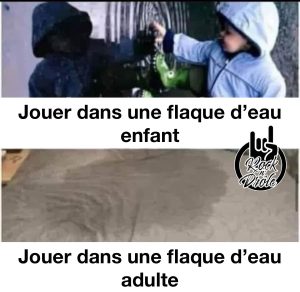 Jouer dans une flaque d'eau enfant versus Jouer dans une flaque d'eau adulte. le lit est trempé