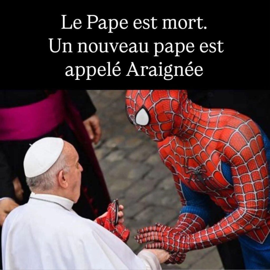Le Pape est mort. Un nouveau pape est appelé Araignée (jeu de mots merdiques!) Le pape François serre la main de Spider-man