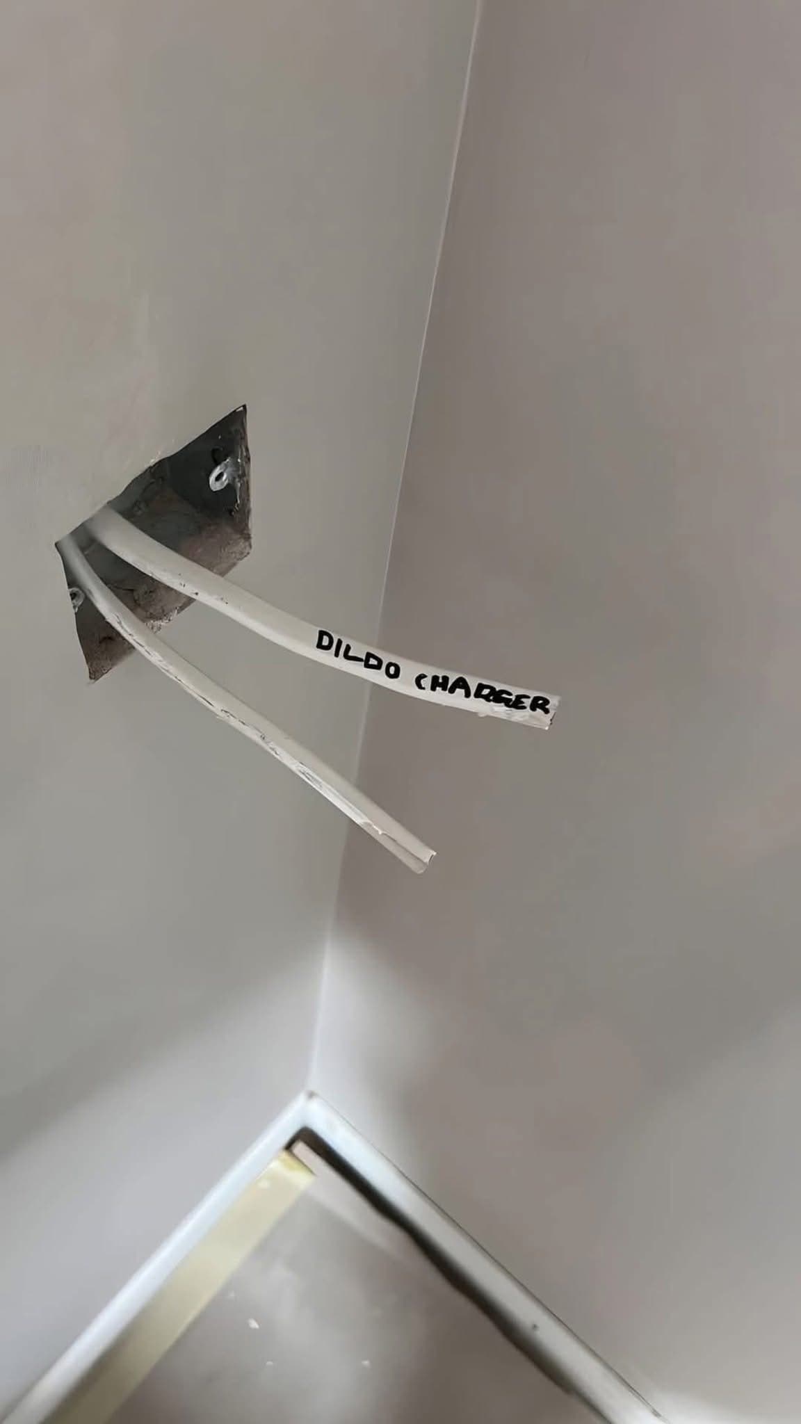 Lorsque tu te fais installer une prise spéciale dans ta chambre... Dildo Charger