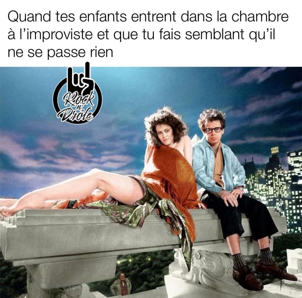 Lorsque tes enfants entrent dans la chambre et que vous faites semblant qu'il ne s'est rien passé. Ghostbuster Sigourney Weaver montre sa jambe, assise pieds nus sur le rebord d'un toit