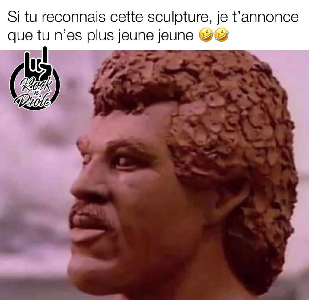 Si tu reconnais cette sculpture, je t'annonce que tu n'es plus jeune jeune. Sculpture de la tête de Lionel Richie du vidéo Hello
