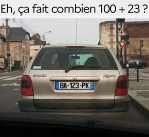 Question mathématique sur la route. Eh, ça fait combien 100 + 23 ? el la plaque d'immatriculation est "BA - 123-PK" qui sonne comme Bah, 123, pourquoi?