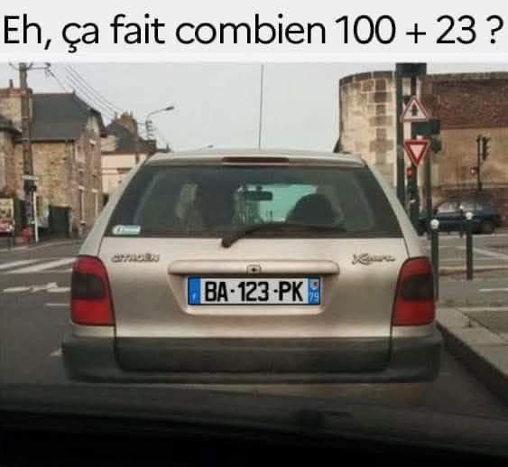 Question mathématique sur la route. Eh, ça fait combien 100 + 23 ? el la plaque d'immatriculation est "BA - 123-PK" qui sonne comme Bah, 123, pourquoi?