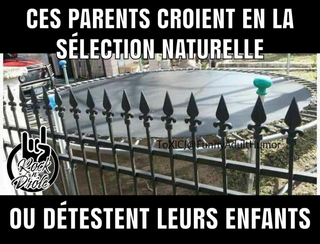 Un endroit douteux pour installer un trampoline. Juste à côté d'une clôture en fer forgé avec des pointes impressionnante!