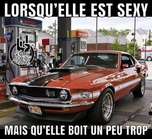 Lorsqu'elle est sexy mais qu'elle boit un peu trop. red Ford mustang vintage