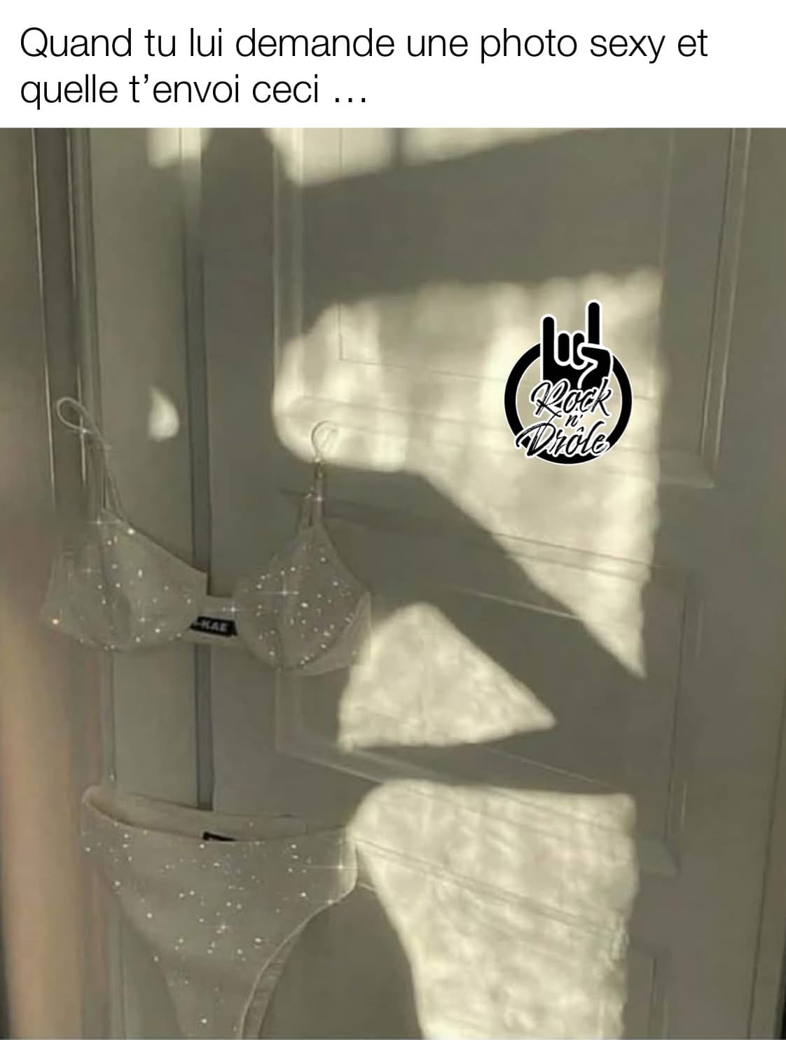 Quand tu lui demande une photo sexy et quelle t'envoi ceci... elle projette son ombre sur un mur où se trouve ses sous vêtement