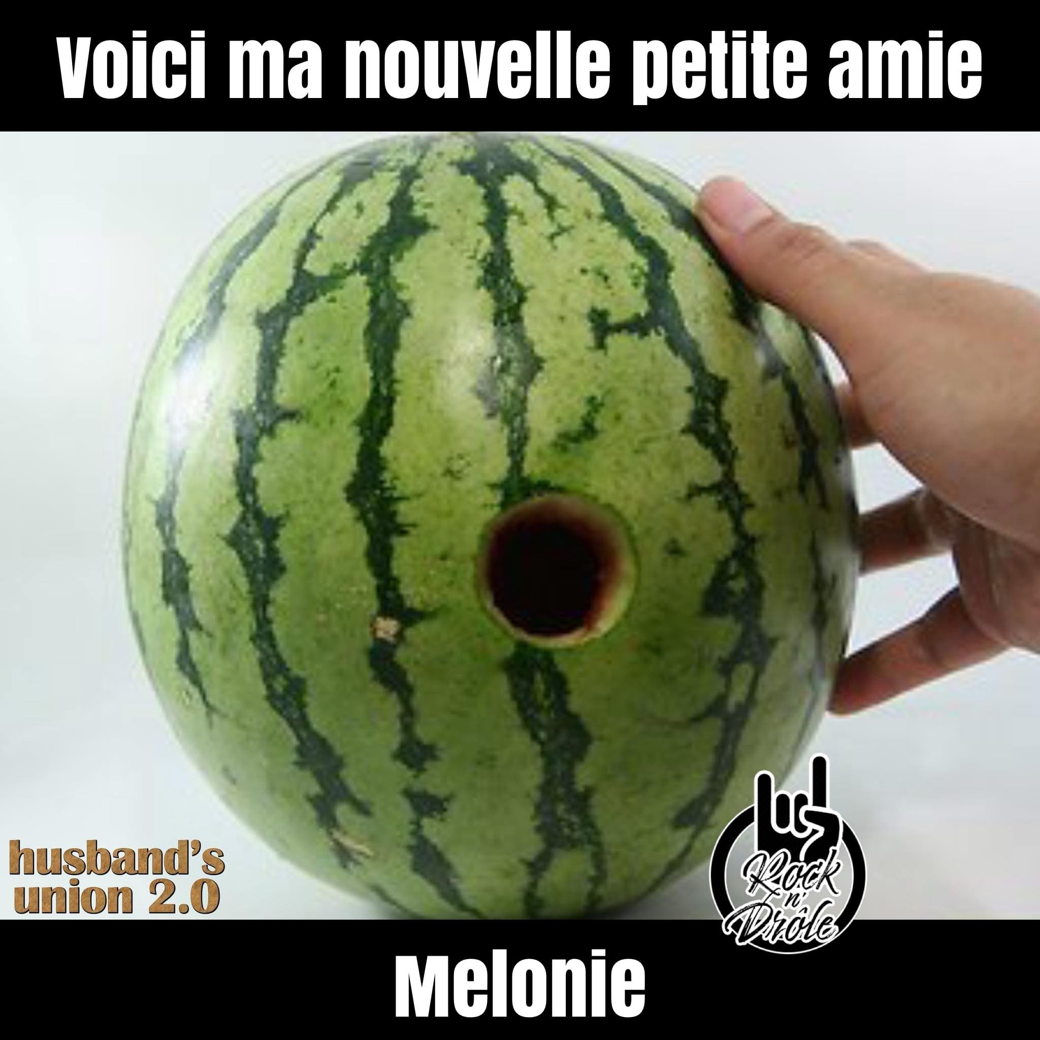 voici ma nouvelle petite amie: Melonie. Image d'un melon d'eau avec un trou pour insérer le pénis
