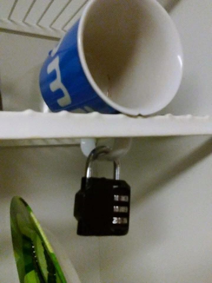 Quand t'en a marre que tes collègues utilisent ta tasse à café! Cadenassé à travers les barreaux