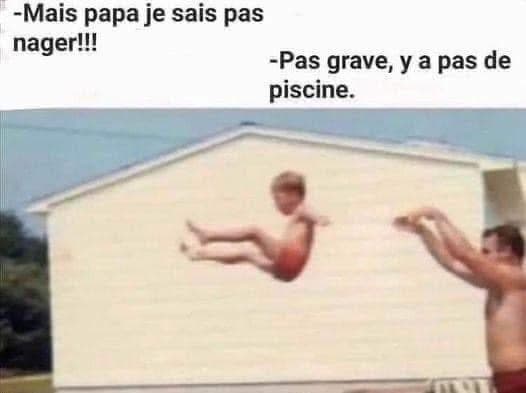 Comment les GenX apprenaient à nager. une photo d'époque d'un père qui lance son fils dans la piscine. Sauf que dans ce cas-ci, il n'y a pas de piscine