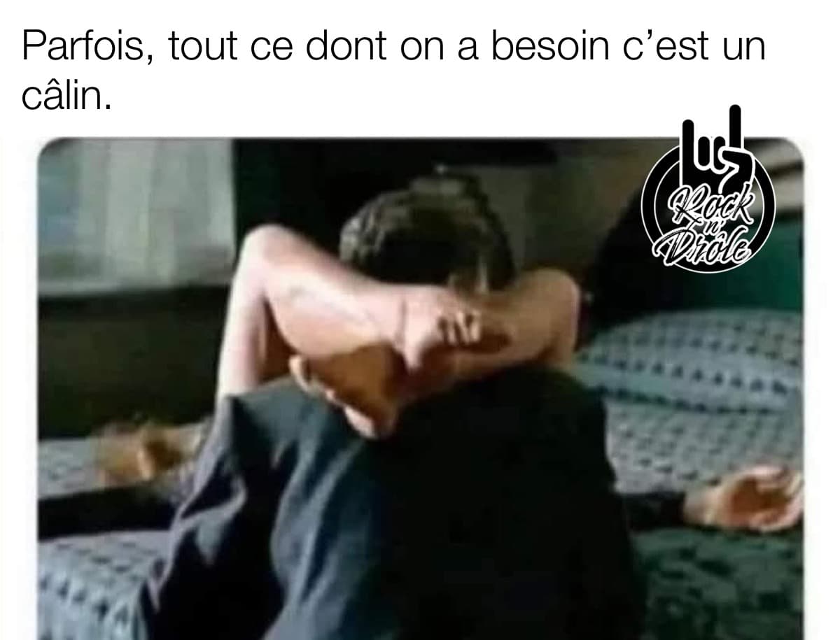 Parfois, tout ce dont on a besoin c'est un câlin. avec les jambes autour du coup