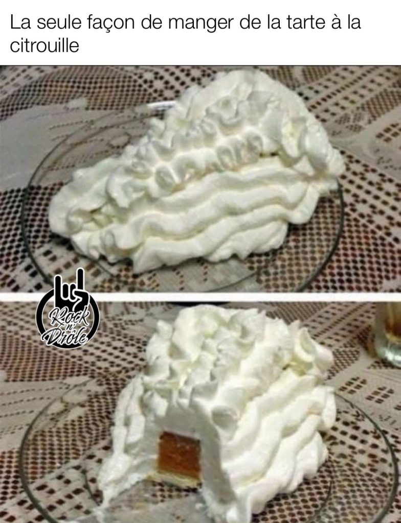La seule façon de manger de la tarte à la citrouille. Peu de tarte enseveli sous une tonne de crème fouetté