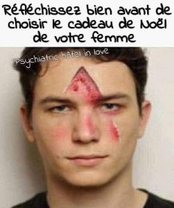 Réfléchissez avant de choisir le cadeau de votre douce moitié. Le mec se prend un fer à repasser au visage