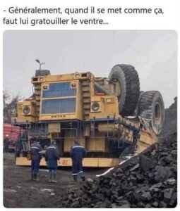 Généralement, quand il se met comme ça, faut lui gratouiller le ventre... un gros camion renversé sue le dos
