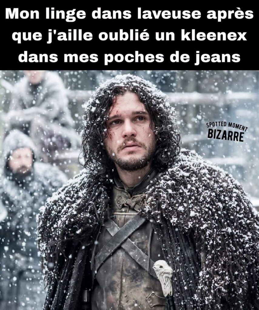 Mon linge dans la machine à laver après avoir oublié un mouchoir en papier dans mes poches de jean