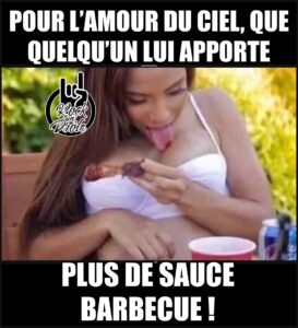 Une femme lèche la sauce de sa poitrine: Pour l’amour du ciel, que quelqu’un lui apporte plus de sauce barbecue !